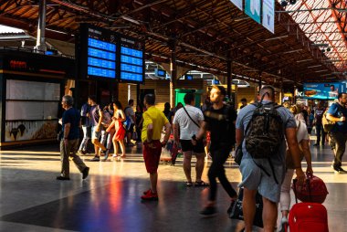 Bükreş, Romanya - 2019. Dep'te tren bekleyen yolcular