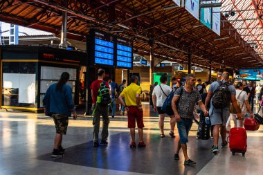 Bükreş, Romanya - 2019. Dep'te tren bekleyen yolcular