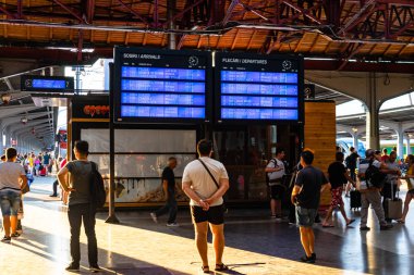 Bükreş, Romanya - 2019. Ana demiryolu üzerinde kalkış panosu