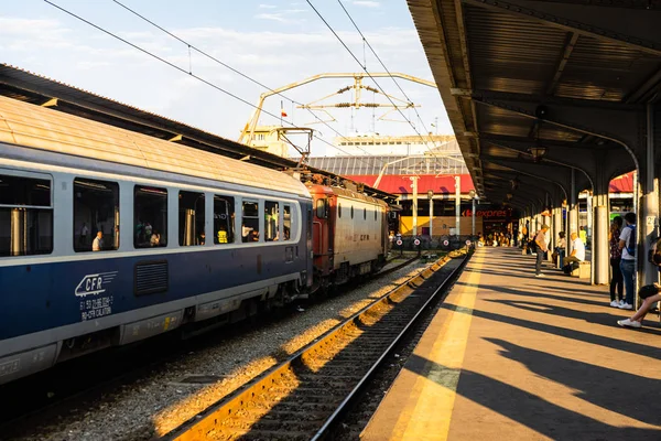 Bükreş, Romanya - 2019. İnsanlar p tren bekliyor