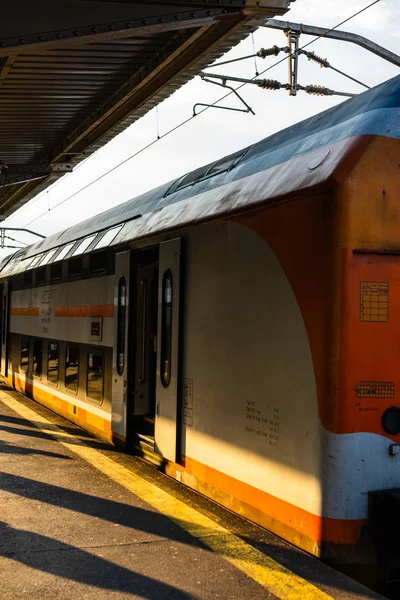 Bükreş, Romanya - 2019. Bükreş N'de platformda trenler