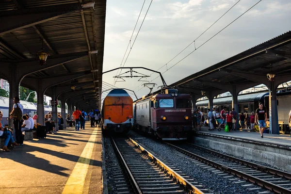 Bükreş, Romanya - 2019. İnsanlar p tren bekliyor