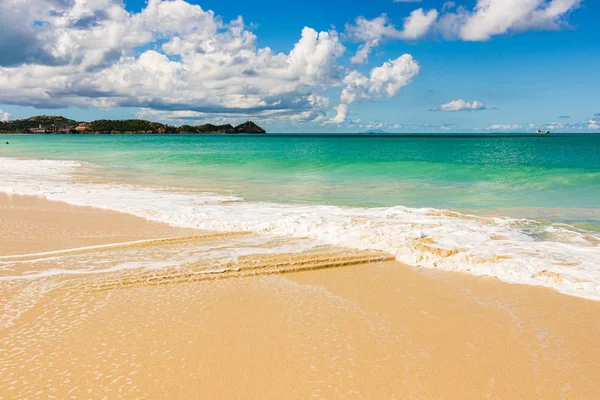 Playa idílica en St. John 's, Antigua y Barbuda, un país loco — Foto de Stock