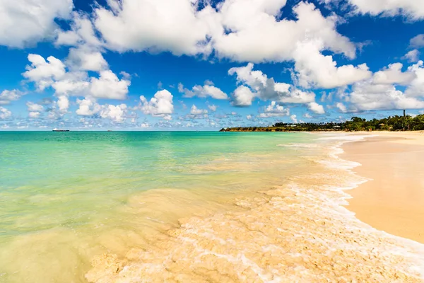 Praia idílica em St. John 's, Antígua e Barbuda, uma loca rural — Fotografia de Stock