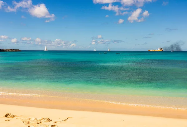 Playa idílica en Barbados Island, Caribe. Línea de playa, blanco s — Foto de Stock