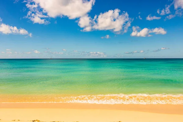 Playa idílica en Barbados Island, Caribe. Línea de playa, blanco s — Foto de Stock