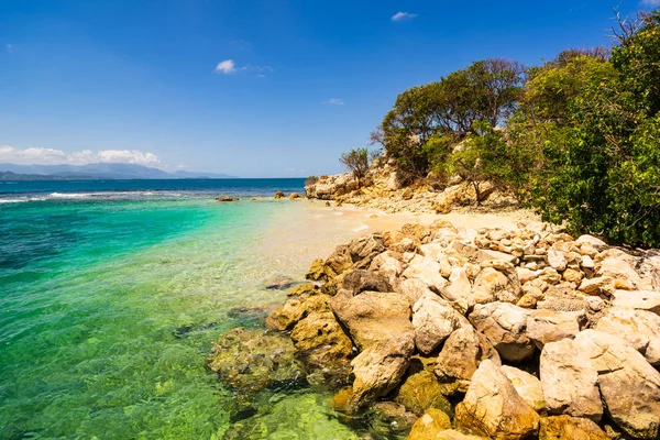 Playa idílica en la isla Labadee, Haití. Bea tropical salvaje exótico — Foto de Stock