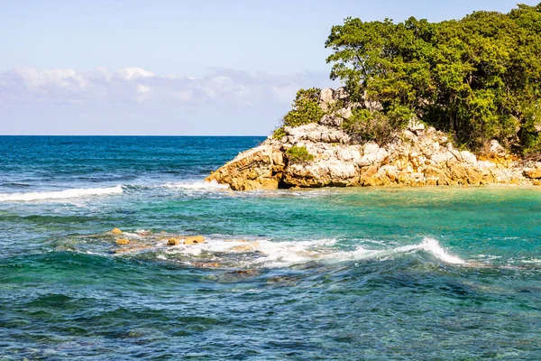 Playa idílica en la isla Labadee, Haití. Bea tropical salvaje exótico — Foto de Stock