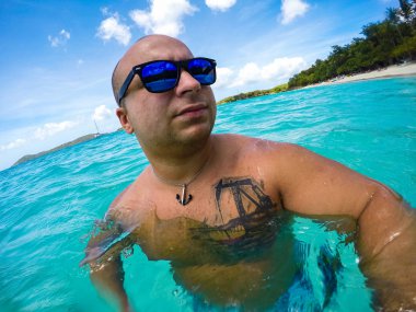 Genç turist selfie çekiyor. 