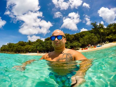 Genç turist selfie çekiyor. 