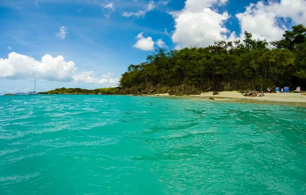 Tourists on honeymoon Beach in — Stock Photo, Image