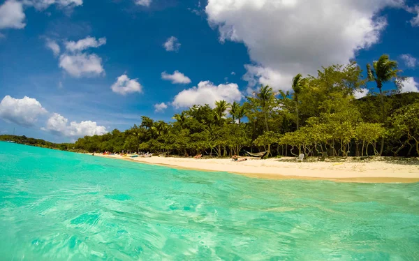 US Virgin Islands, USA ��� 2019. Tourists on honeymoon Beach in — Stock Photo, Image