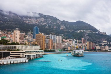 Monte Carlo, Monako 2019. Mon limanında sanayi gemisi