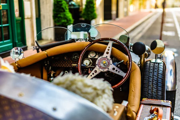 Monte Carlo, Mónaco jalá 2019. Vintage coche en la carretera en downtow — Foto de Stock