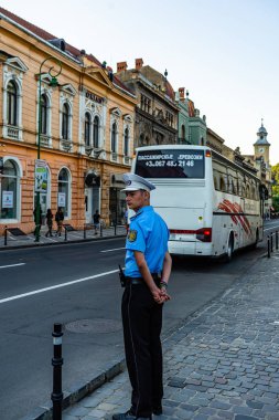 Brasov, Romanya 2019. Yerel polis memuru trafiği izliyor 