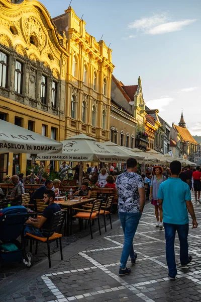 Brasov, Romênia - 2019. Pessoas jantando e vagando no th — Fotografia de Stock