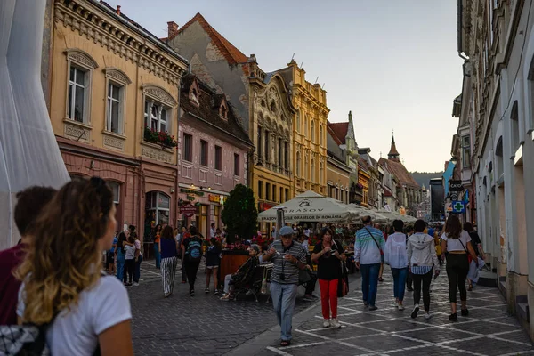 Brasov, Romênia - 2019. Pessoas vagando pelas ruas de Braso — Fotografia de Stock