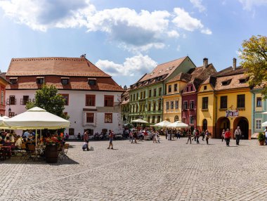 Sighisoara, Romanya - 2019. İnsanlar öğle yemeği yiyor ve dolaşıyor