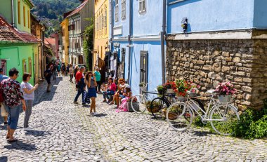 Sighisoara, Romanya - 2019. İnsanlar S sokaklarında dolaşan