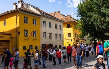 Sighisoara, Romanya - 2019. İnsanlar S sokaklarında dolaşan