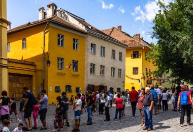 Sighisoara, Romanya - 2019. İnsanlar S sokaklarında dolaşan