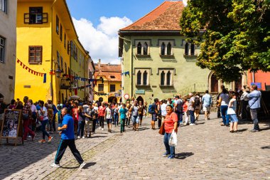 Sighisoara, Romanya - 2019. İnsanlar S sokaklarında dolaşan