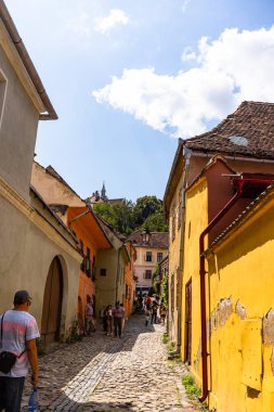 Sighisoara, Romanya - 2019. İnsanlar S sokaklarında dolaşan