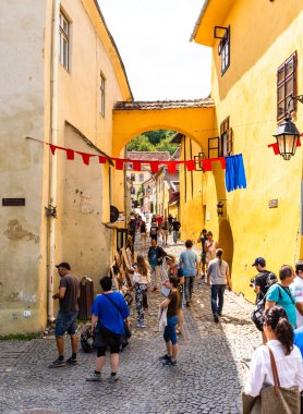 Sighisoara, Romanya - 2019. İnsanlar S sokaklarında dolaşan
