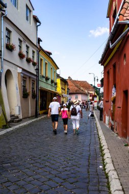 Sighisoara, Romanya - 2019. İnsanlar S sokaklarında dolaşan