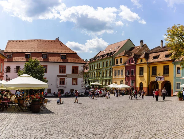 Sighisoara, Romanya - 2019. İnsanlar öğle yemeği yiyor ve dolaşıyor