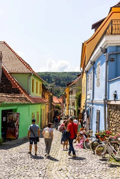 Sighisoara, Romanya - 2019. İnsanlar S sokaklarında dolaşan