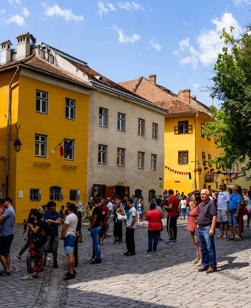 Sighisoara, Romanya - 2019. İnsanlar S sokaklarında dolaşan
