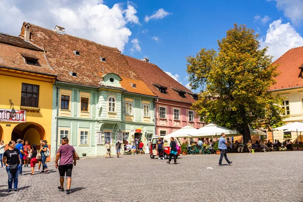 Sighisoara, Romanya - 2019. İnsanlar S sokaklarında dolaşan