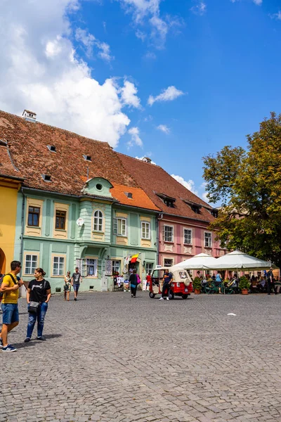 Sighisoara, Romênia - 2019. Pessoas vagueando pelas ruas de S — Fotografia de Stock