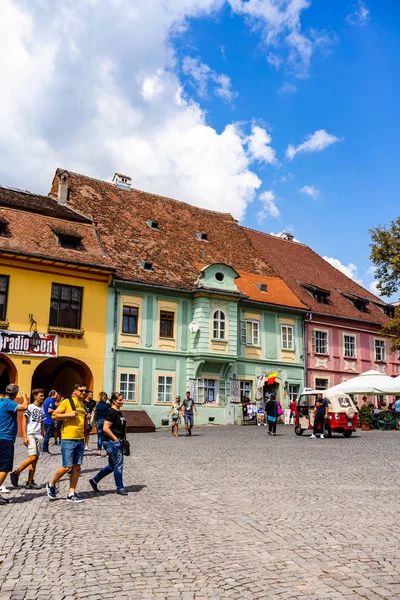 Sighisoara, Romanya - 2019. İnsanlar S sokaklarında dolaşan