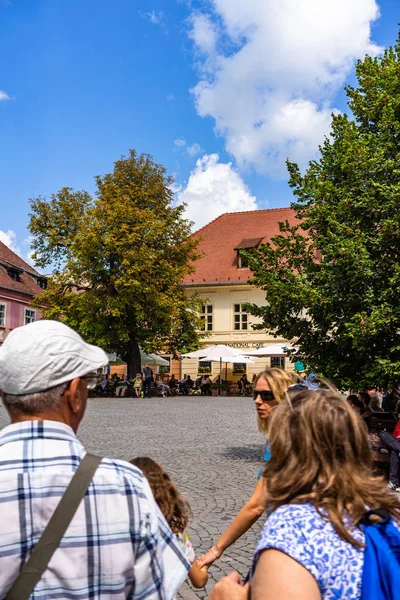 Sighisoara, Romanya - 2019. S sokaklarında dolaşan aile