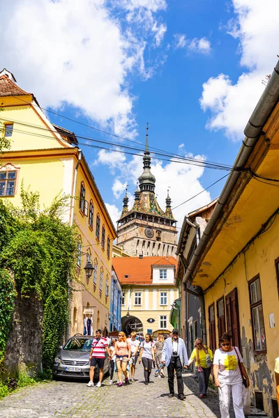 Sighisoara, Romanya - 2019. İnsanlar S sokaklarında dolaşan