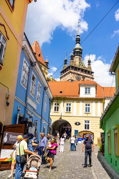 Sighisoara, Romanya - 2019. İnsanlar S sokaklarında dolaşan