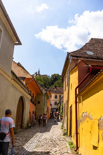 Sighisoara, Romanya - 2019. İnsanlar S sokaklarında dolaşan