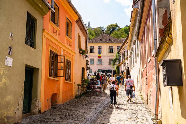 Sighisoara, Romanya - 2019. İnsanlar S sokaklarında dolaşan