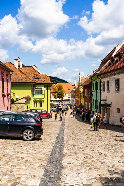 Sighisoara, Romanya - 2019. İnsanlar S sokaklarında dolaşan