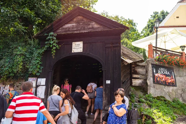 Sighisoara, Romanya - 2019. Turistler th ziyaret etmek için sırada bekliyor