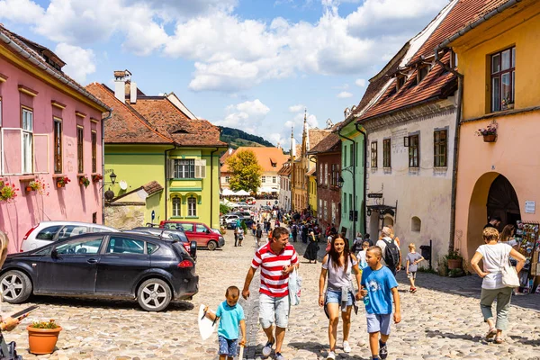 Sighisoara, Romanya - 2019. İnsanlar S sokaklarında dolaşan