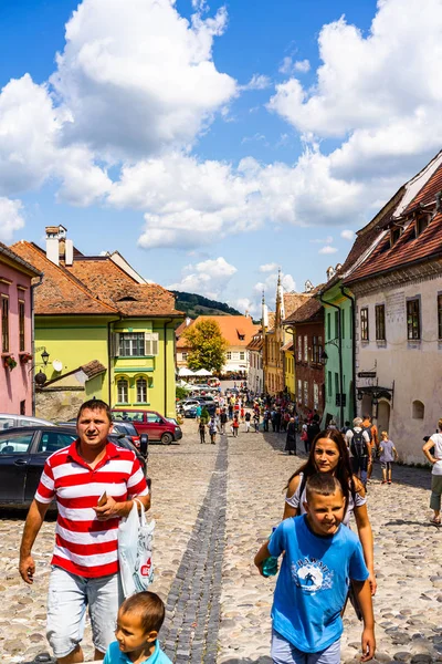 Sighisoara, Romanya - 2019. İnsanlar S sokaklarında dolaşan