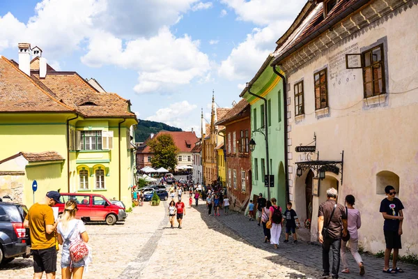 Sighisoara, Romanya - 2019. İnsanlar S sokaklarında dolaşan