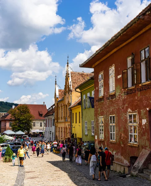 Sighisoara, Romanya - 2019. İnsanlar S sokaklarında dolaşan