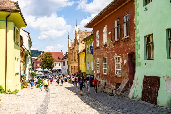 Sighisoara, Romanya - 2019. İnsanlar S sokaklarında dolaşan