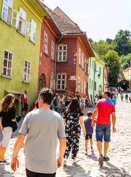 Sighisoara, Romanya - 2019. İnsanlar S sokaklarında dolaşan