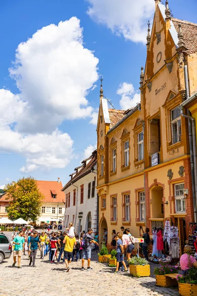 Sighisoara, Romanya - 2019. İnsanlar S sokaklarında dolaşan