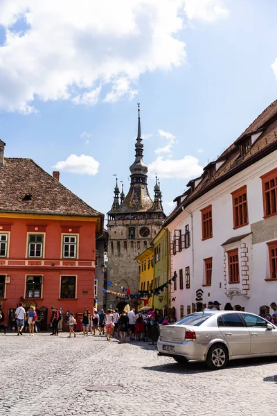 Sighisoara, Romanya - 2019. İnsanlar S sokaklarında dolaşan